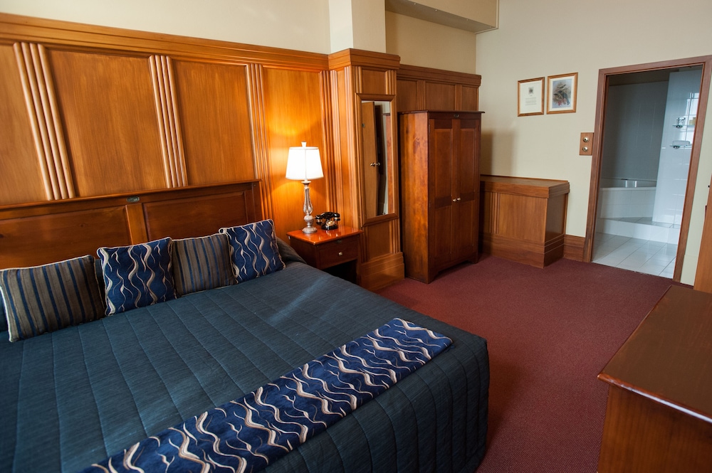 The County Hotel 8/50