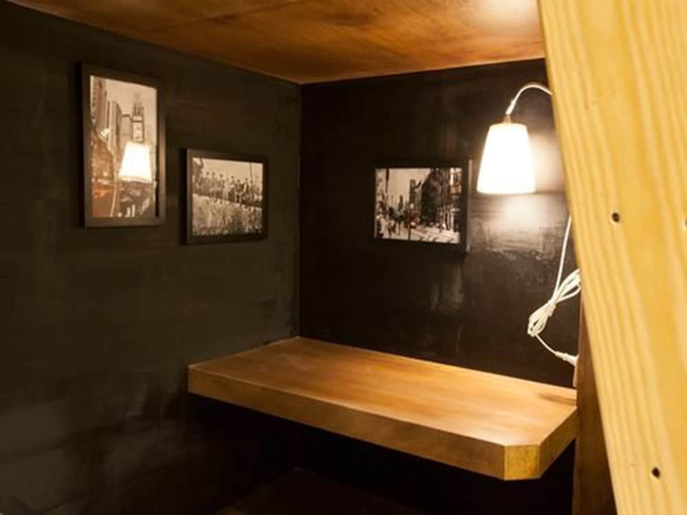 Mr Lobsters Secret Den Design Hostel 41/63