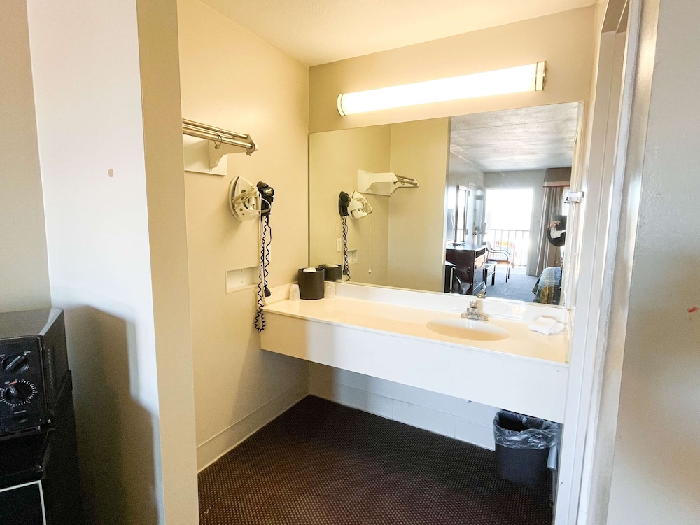 Motel6 Bracey, VA - I-85 32/32