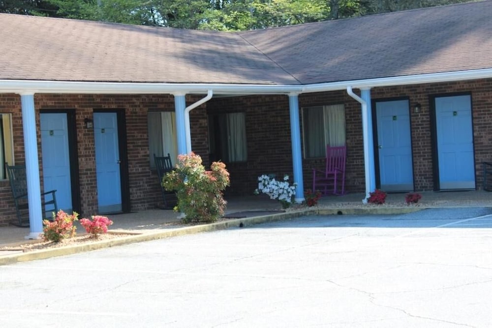 Colonial Inn Franklin 5/35