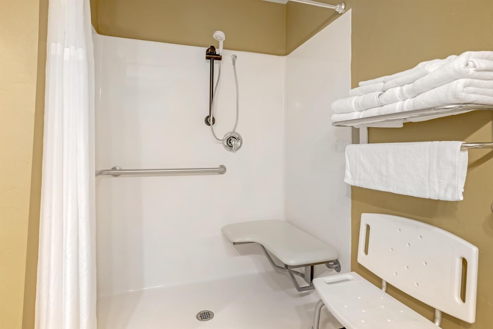 غرفة قياسية بسرير كينج لذوي الإعاقة، Best Western Plus Canyon Pines 6/6