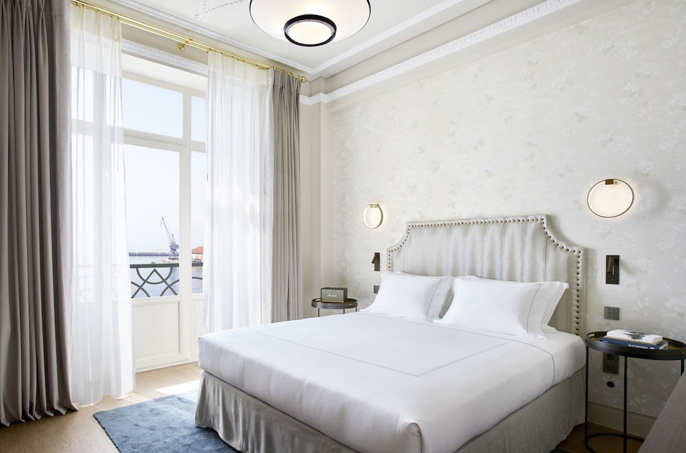 Grand, Suite, Queen Bed, Sea Front, Sofa