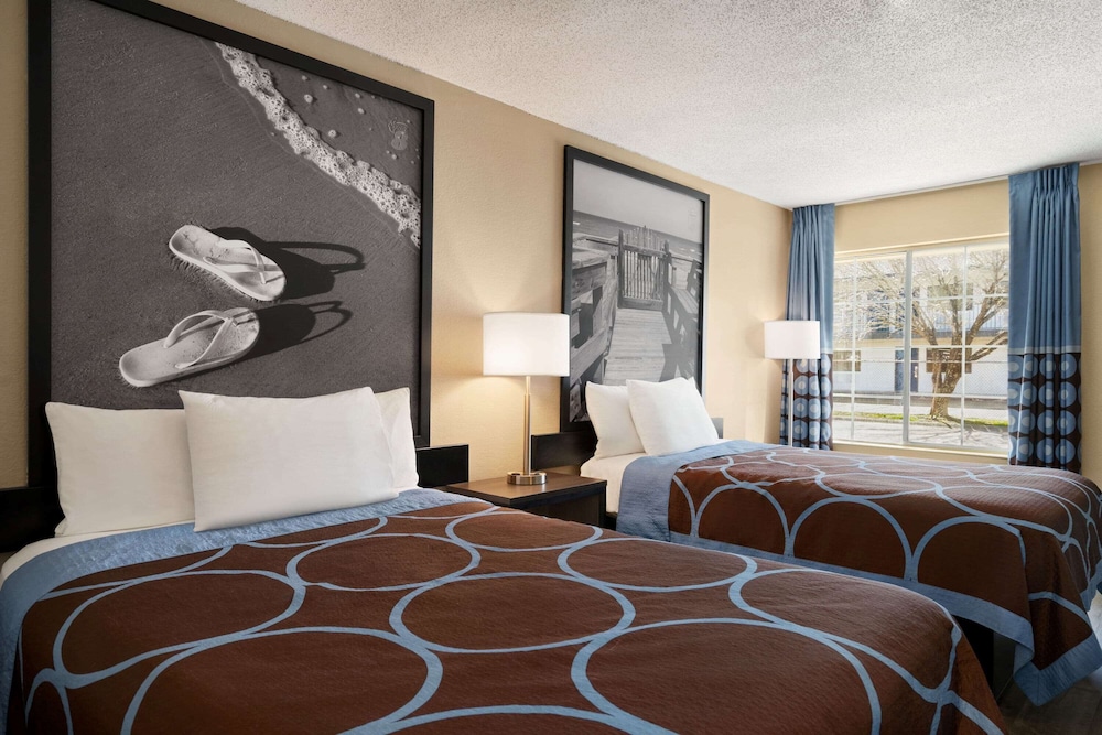 Super 8 By Wyndham Gulfport Near Biloxi 21/57