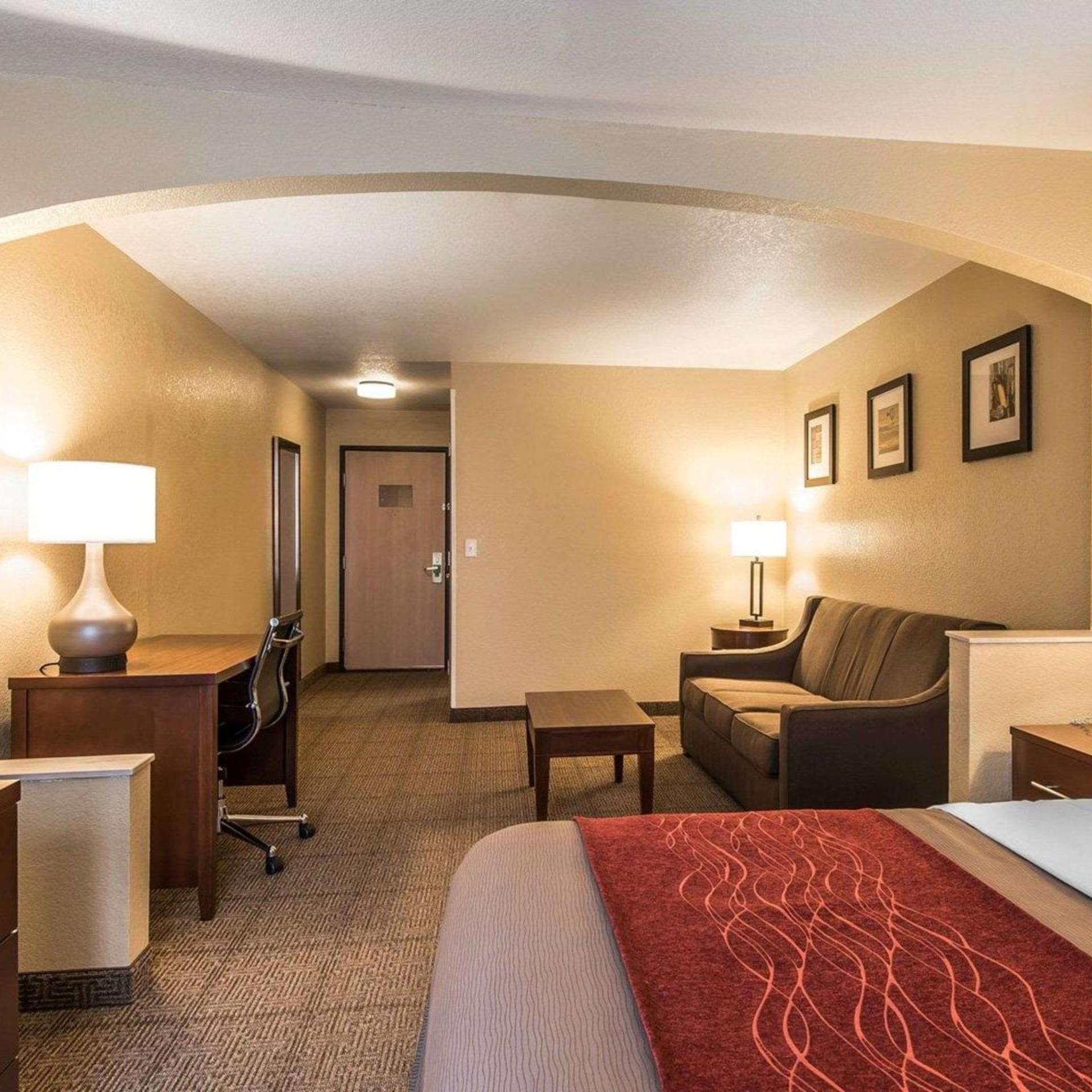 غرفة بسرير كينج مع أريكة، Quality Inn & Suites Bethany 3/4
