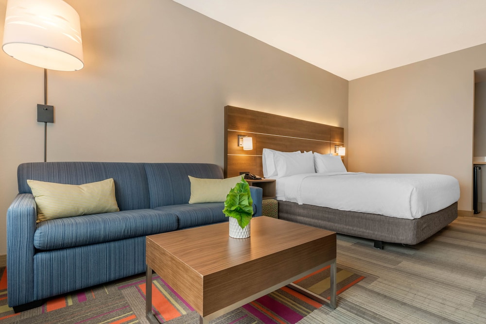 Holiday Inn Express Suites St Petersburg Seminole Area 18/74