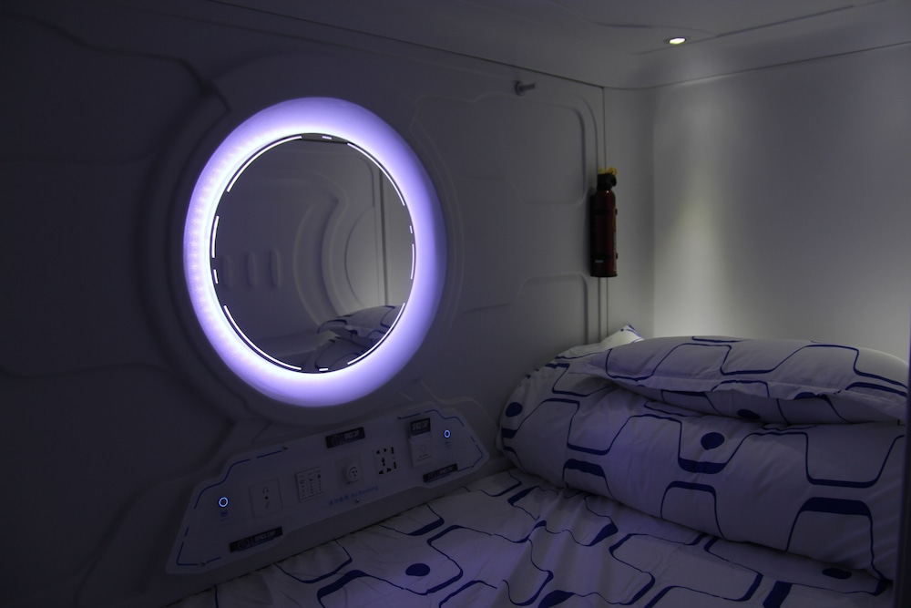 Space Capsule Hotel 29/32
