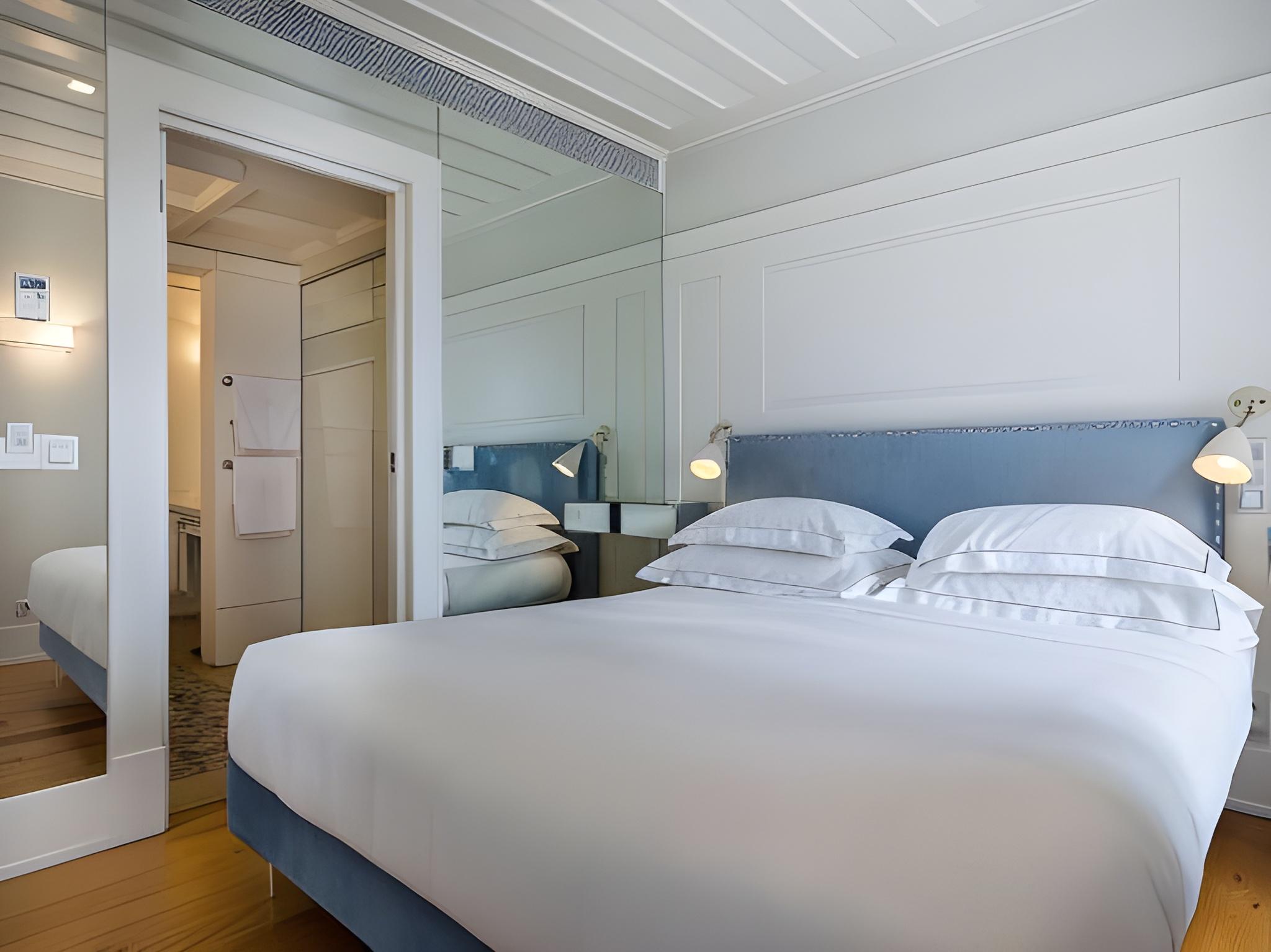 Room, with View, Small
