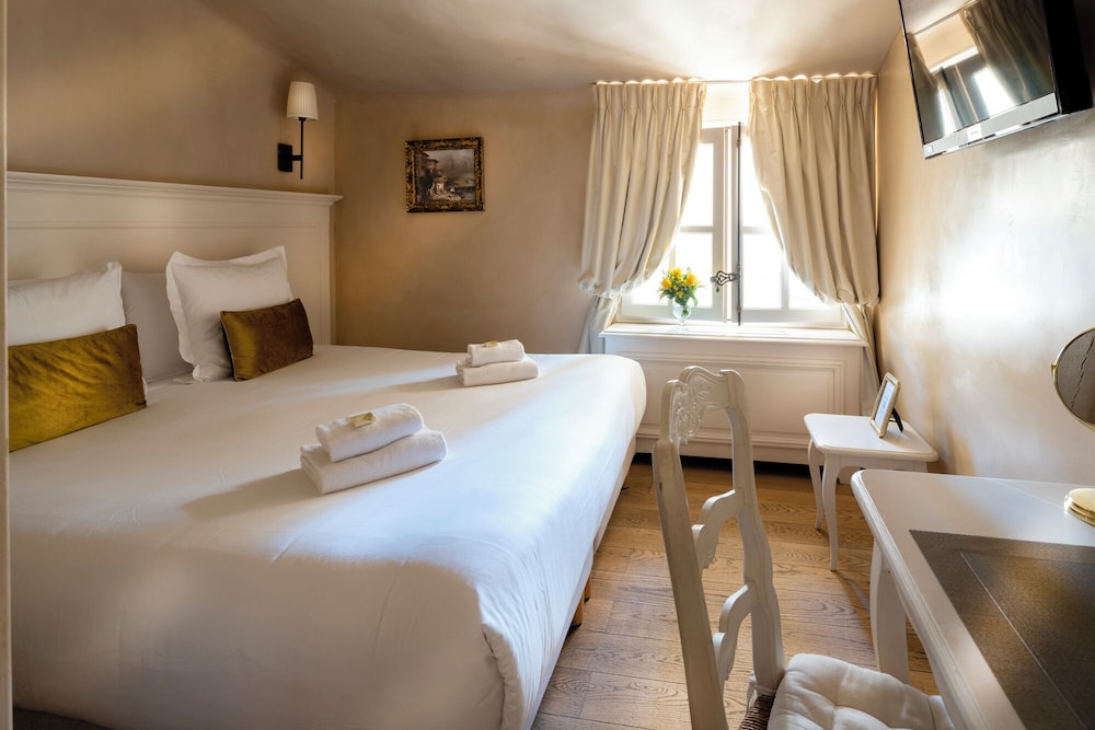 CLASSIC, KING BED, CITY VIEW, BATHTUB