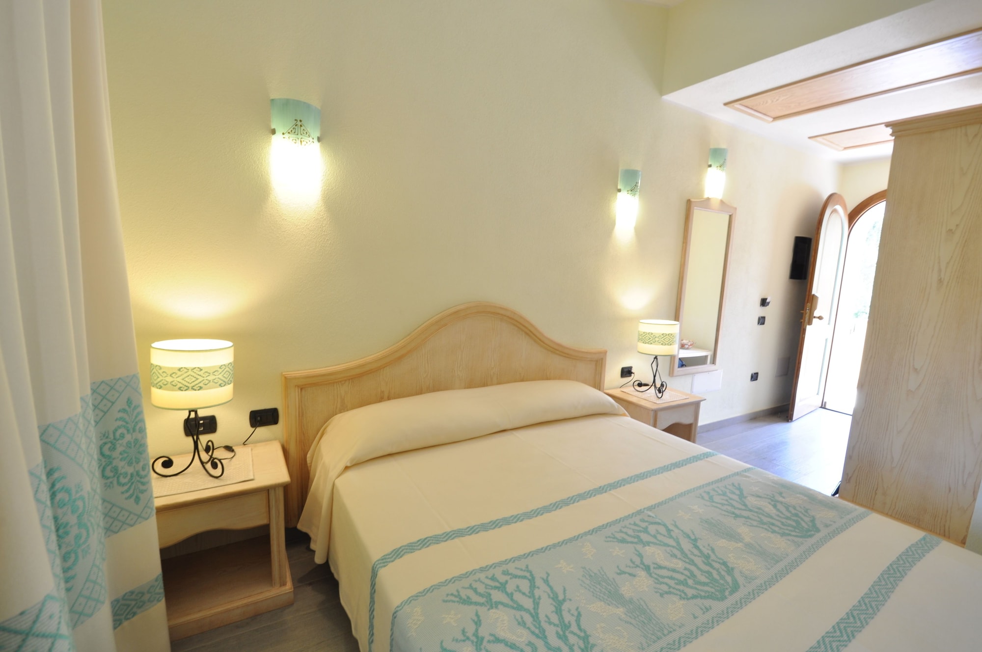 DELUXE, DOUBLE BED