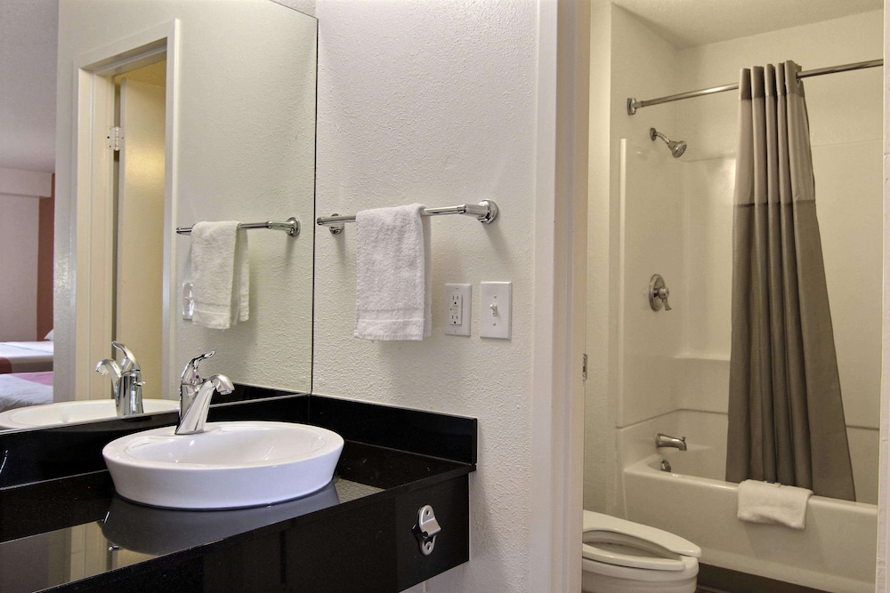 Motel6 Middleburg Heights, OH - Cleveland 46/49