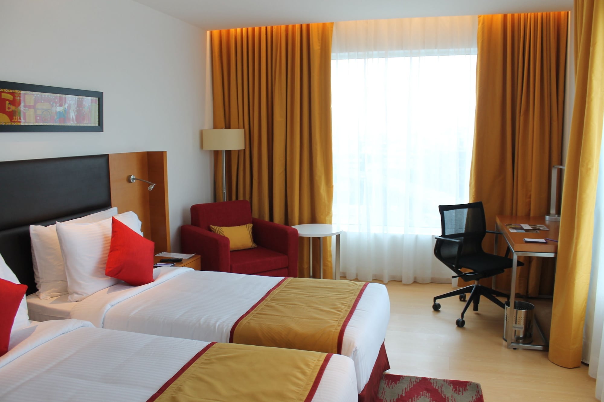 ROOM, QUEEN BED, LAKE VIEW