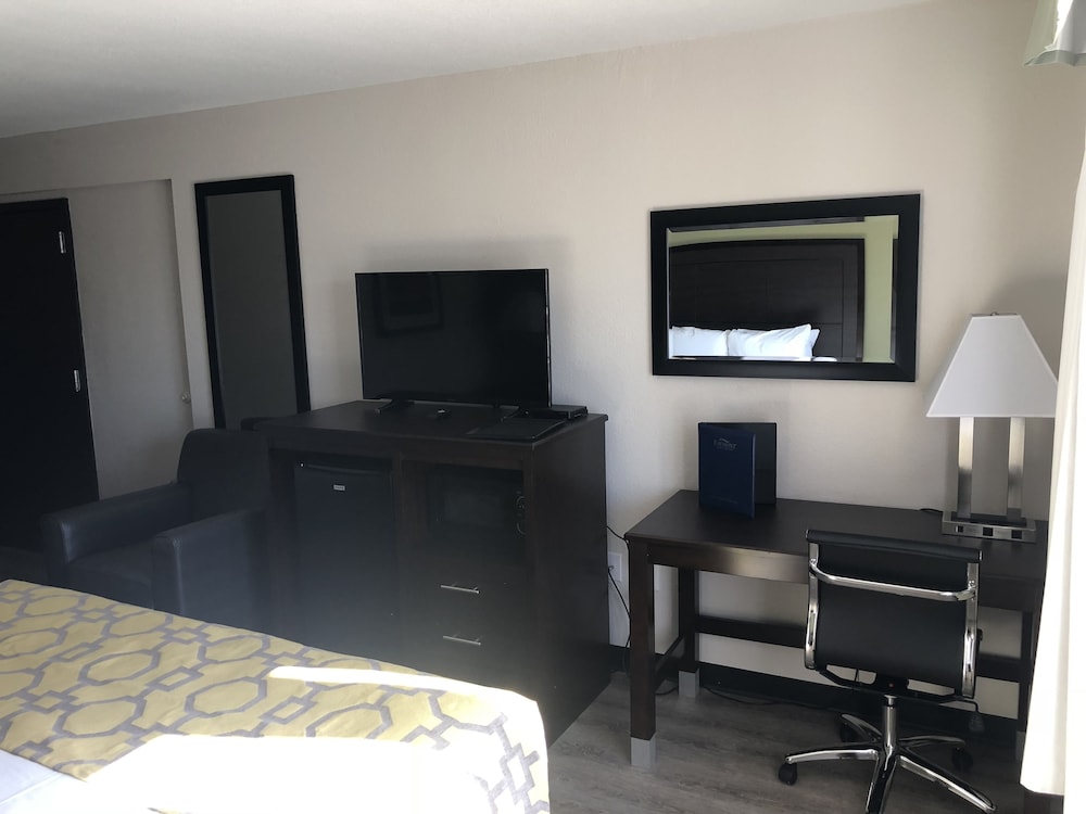 Baymont by Wyndham Phoenix I-10 near 51st Ave 25/55
