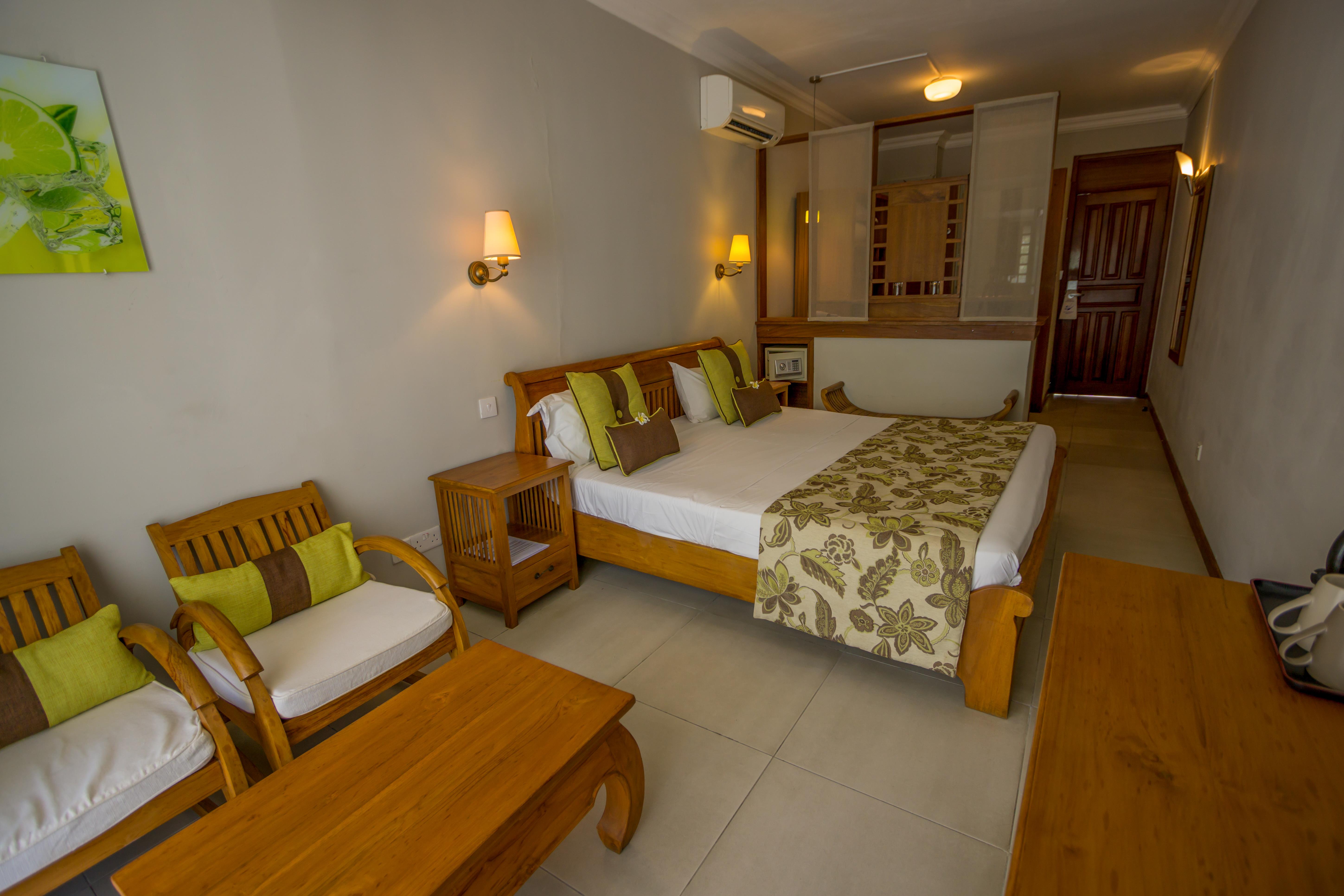 Room at Le Peninsula Bay Beach Resort & Spa, Beau Vallon VCA