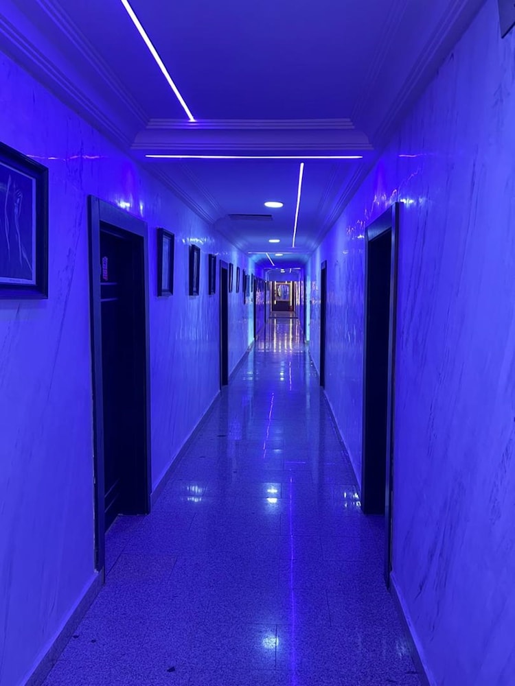 Paris Suites 40/64