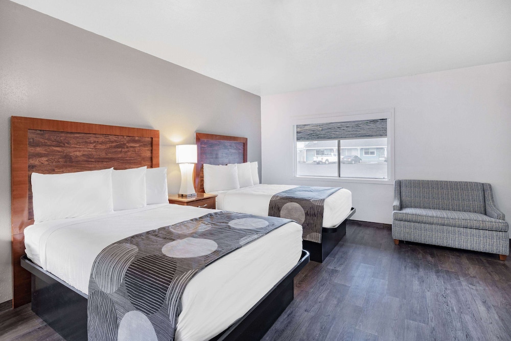 Oceanside Inn and Suites a Days Inn by Wyndham 18/38