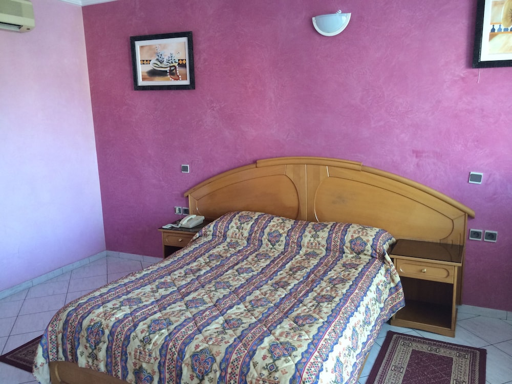 ROOM, SINGLE