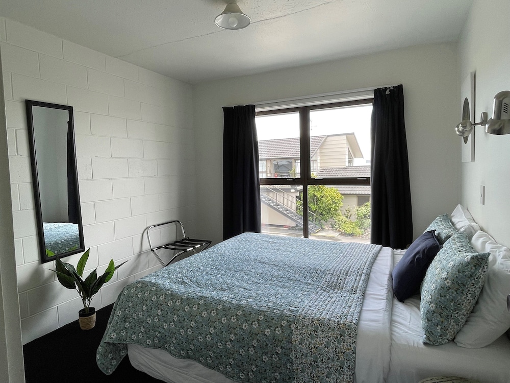 Colonial Motel 12/72