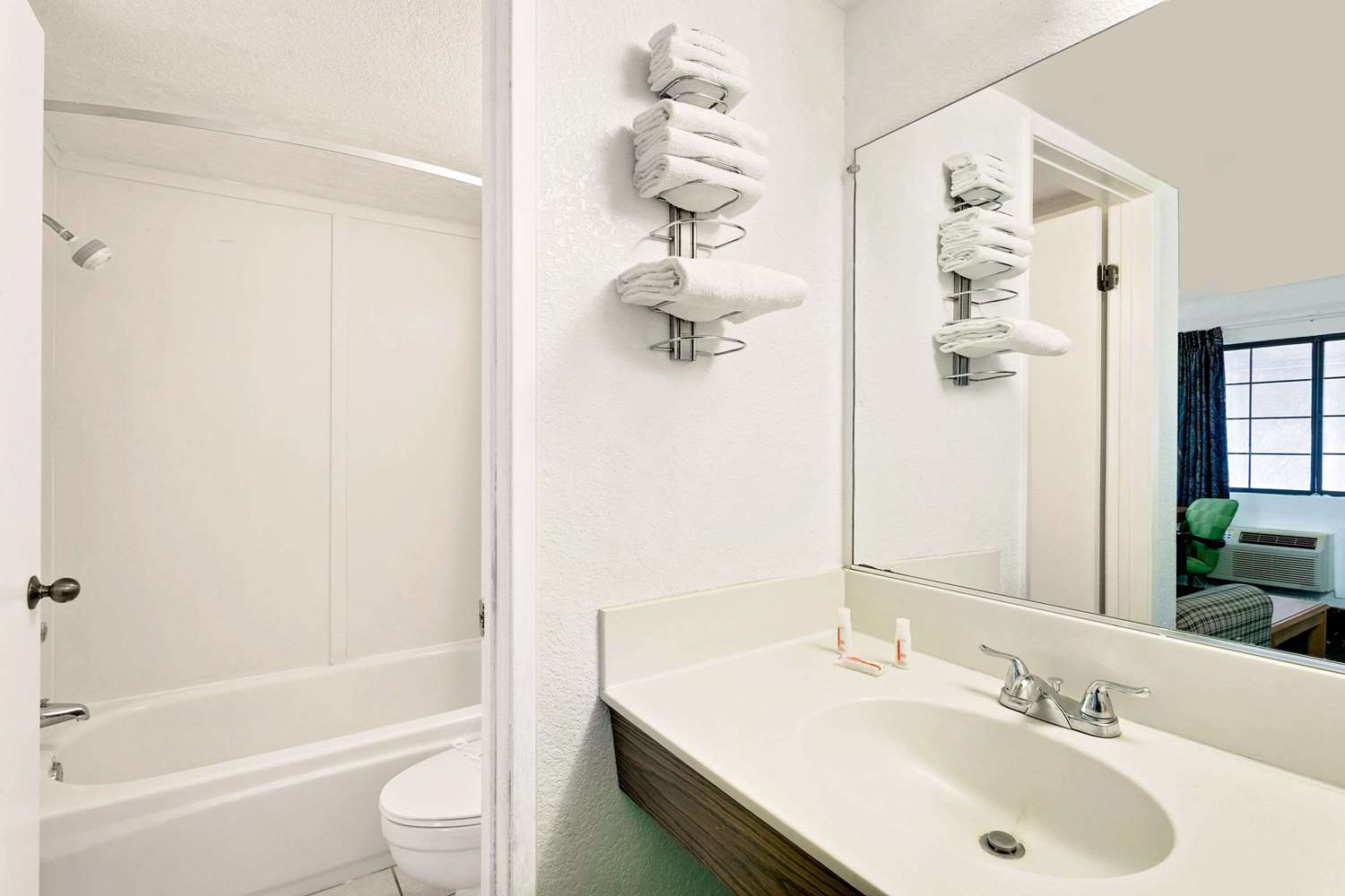 Days Inn & Suites By Wyndham Needles 29/30