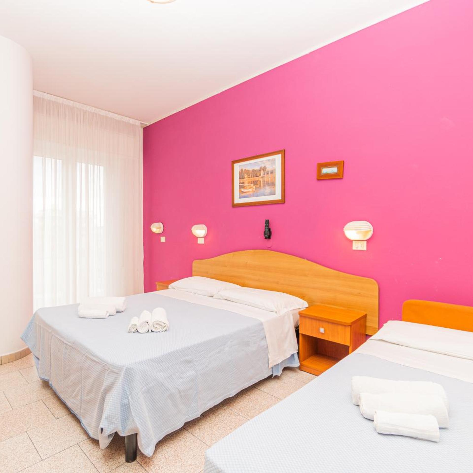 غرفة ثلاثية، Arlino Hotel 2/8