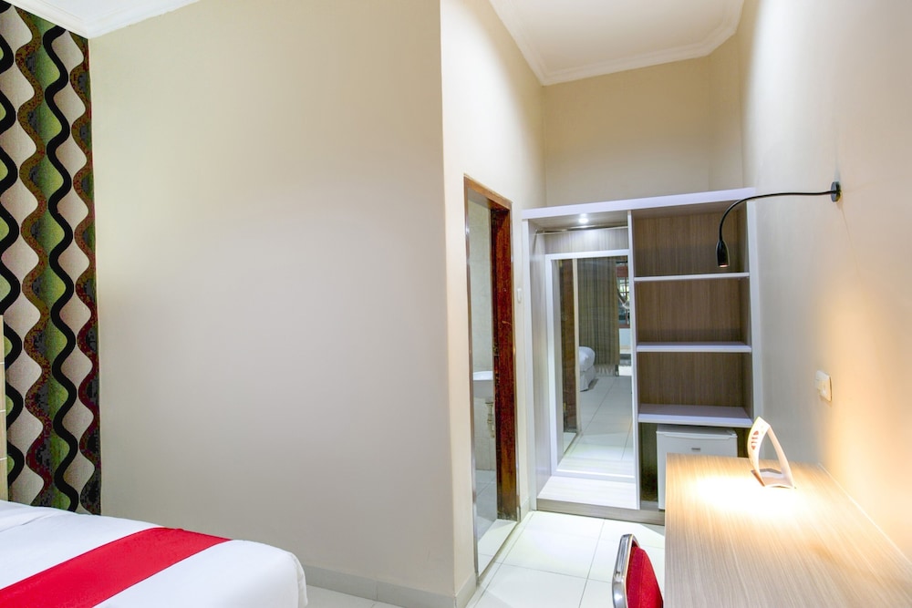 OYO 2320 Hotel Charvita 14/21