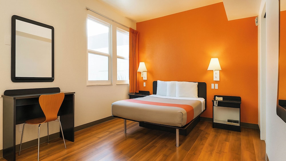 STANDARD, QUEEN BED