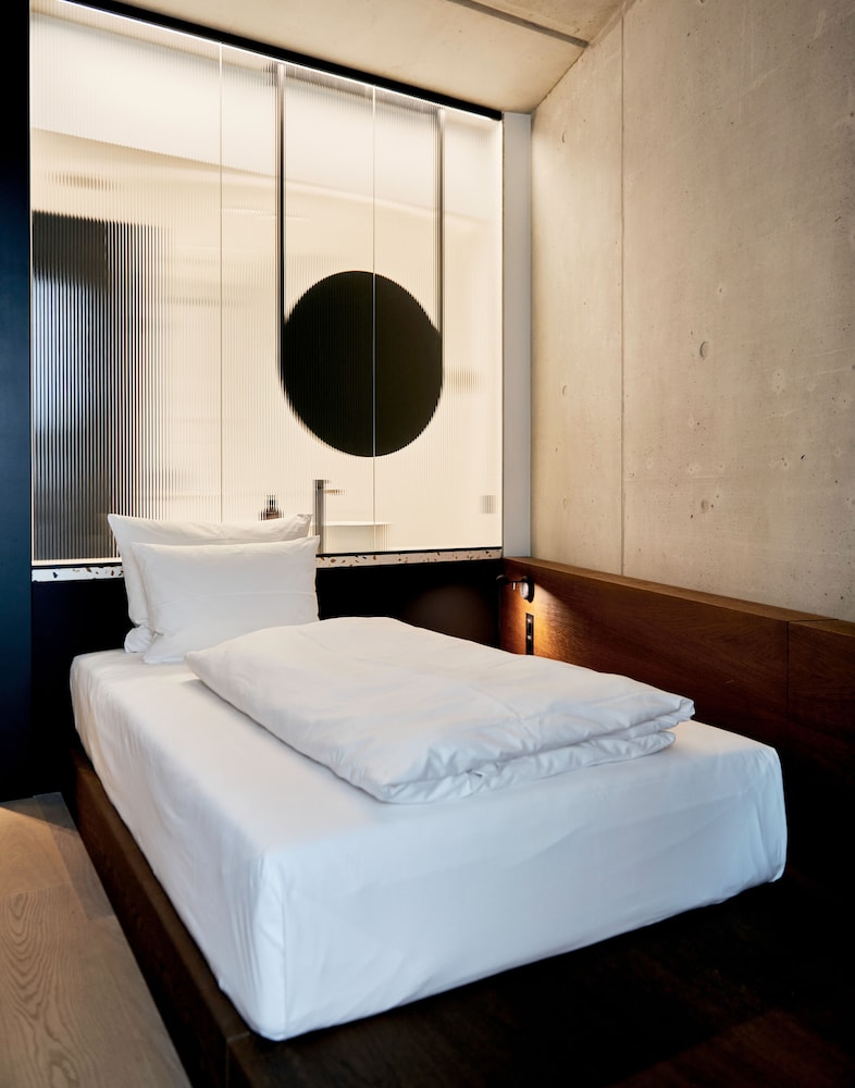 ROOM, SINGLE