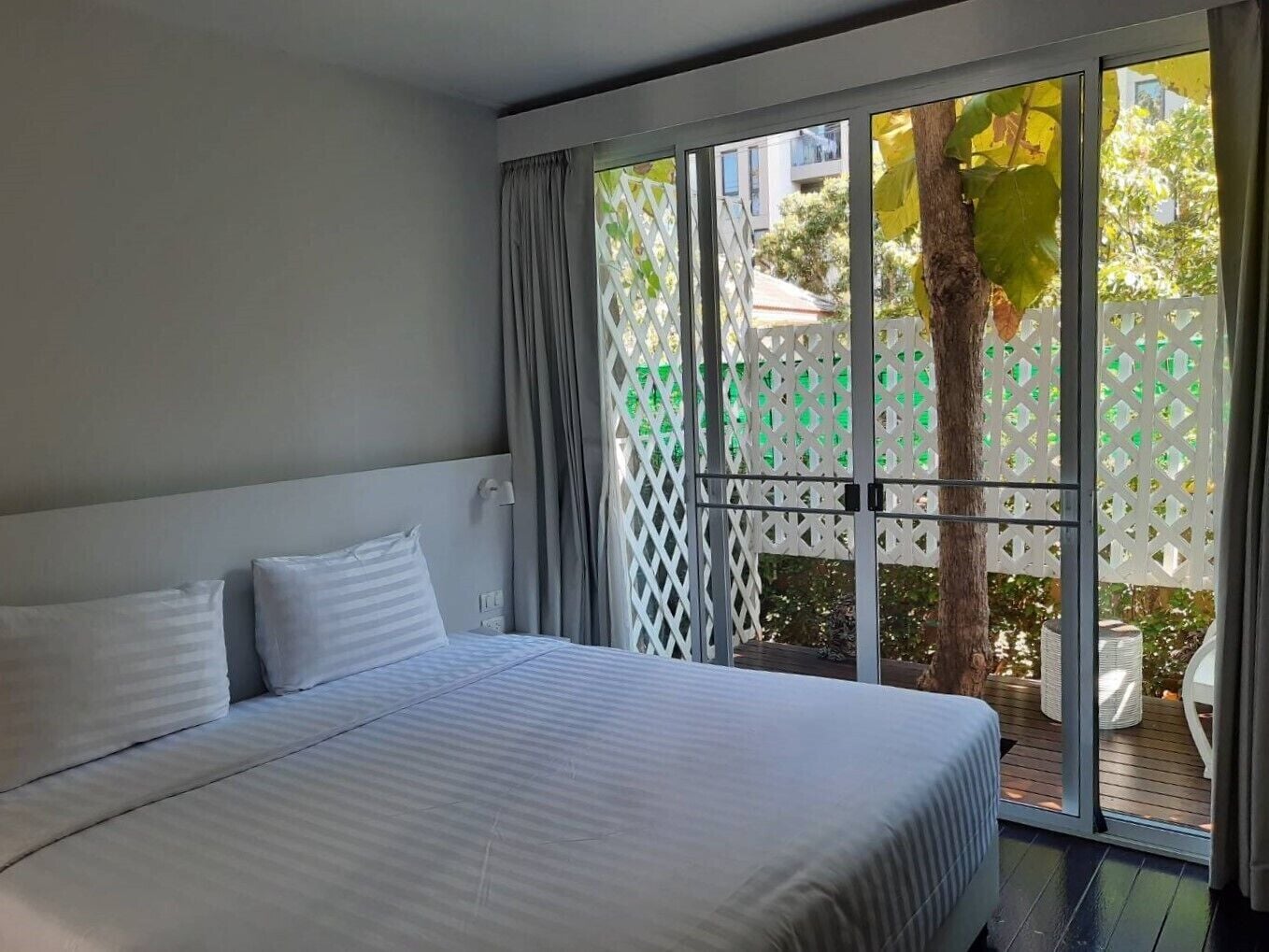 ROOM, KING BED, BALCONY