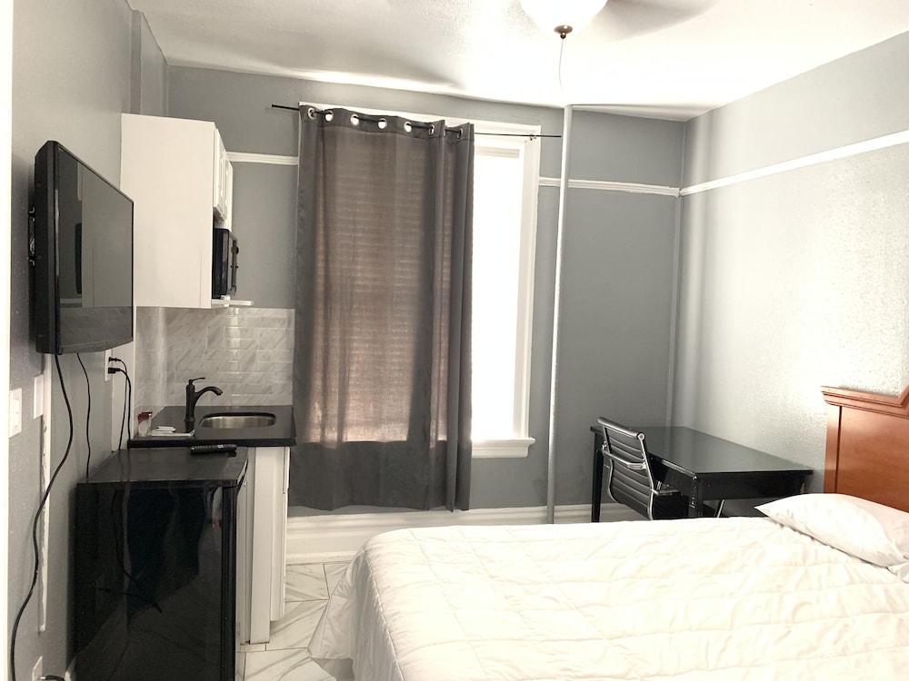 Adrian Hotel 42/66