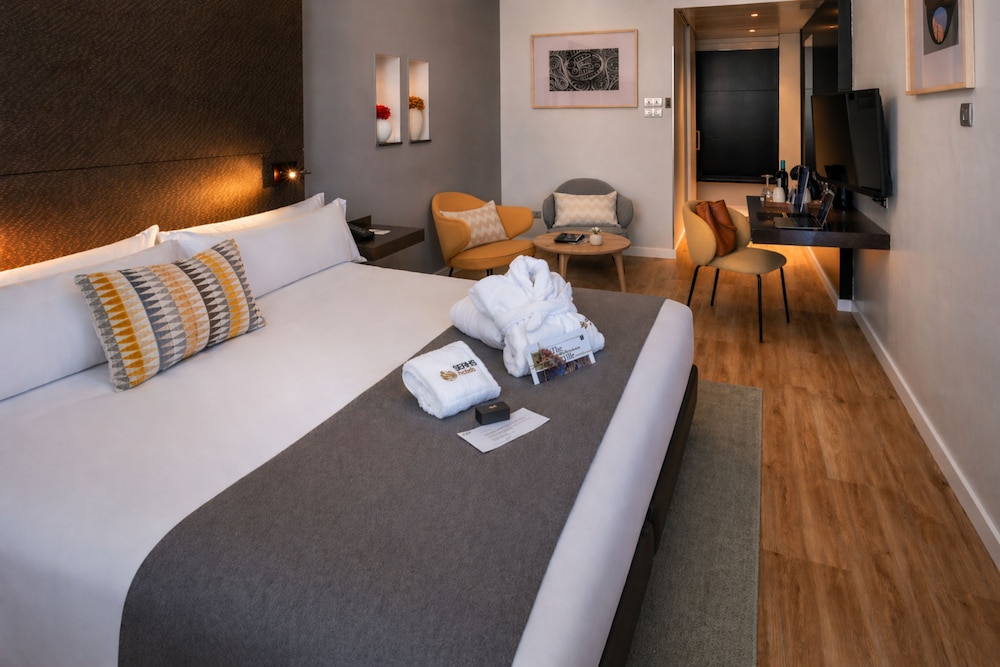 SUPERIOR, DOUBLE OR TWIN BED