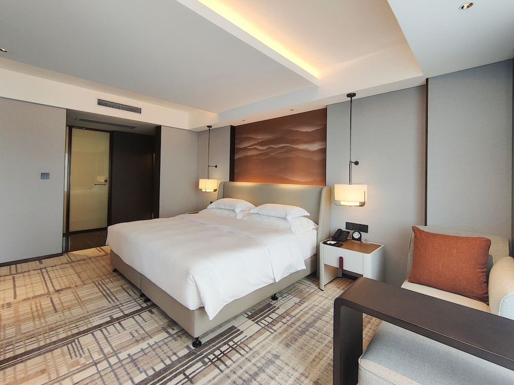 SWISS SELECT, KING BED, LIVING AREA