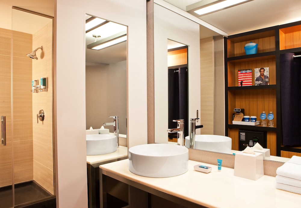 Aloft Chicago Downtown River North 47/49