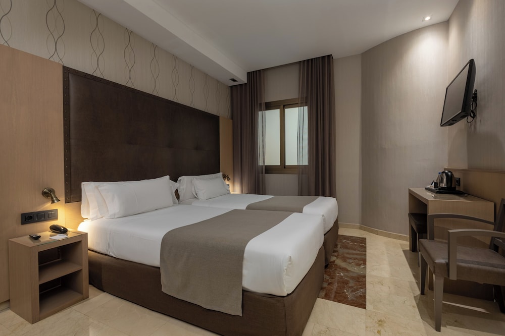 غرفة ثلاثية، Gran Hotel Barcino 4/10