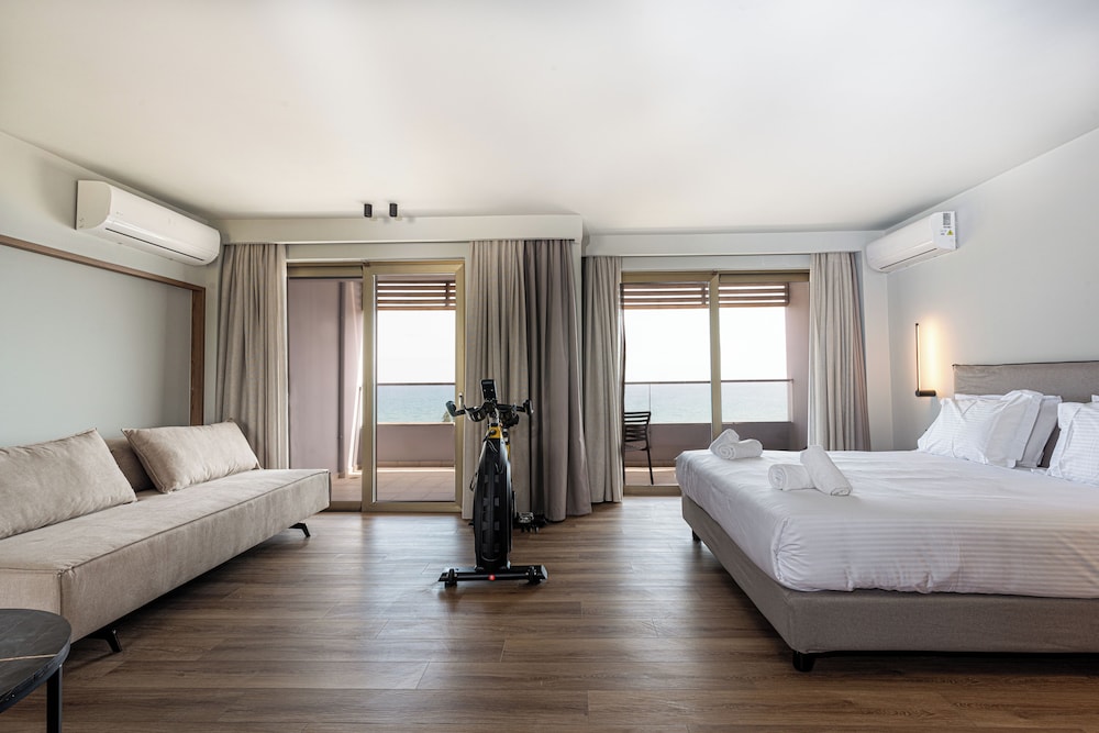 Fitness, Junior Suite, Queen Bed, Panoramic Sea View, Sofa