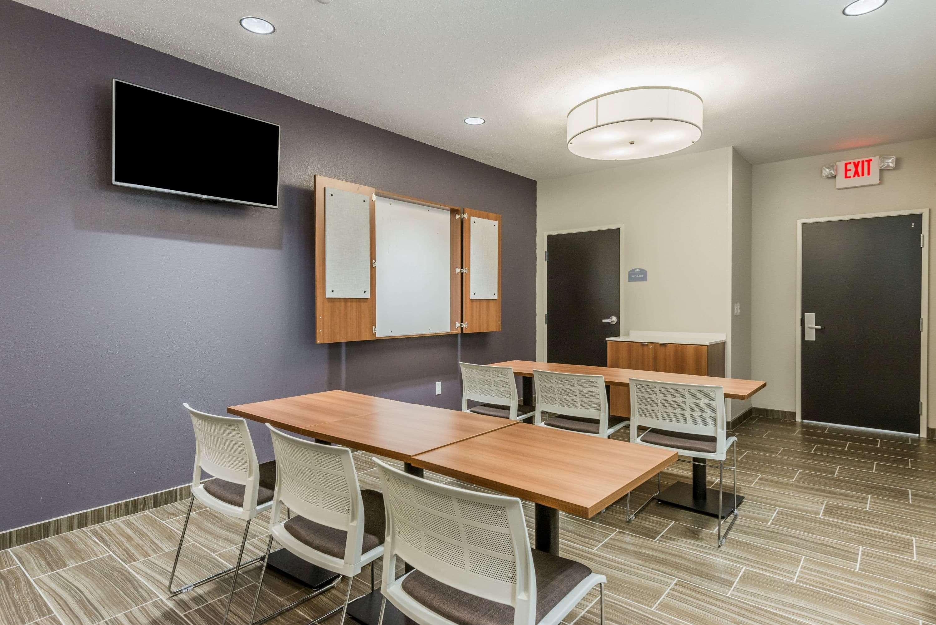 Microtel Inn and Suites By Wyndham Altoona 24/27