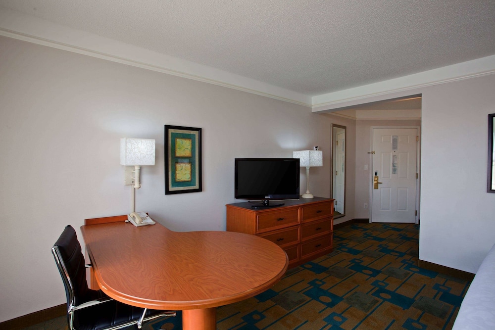 La Quinta Inn Suites Winston Salem 49/64