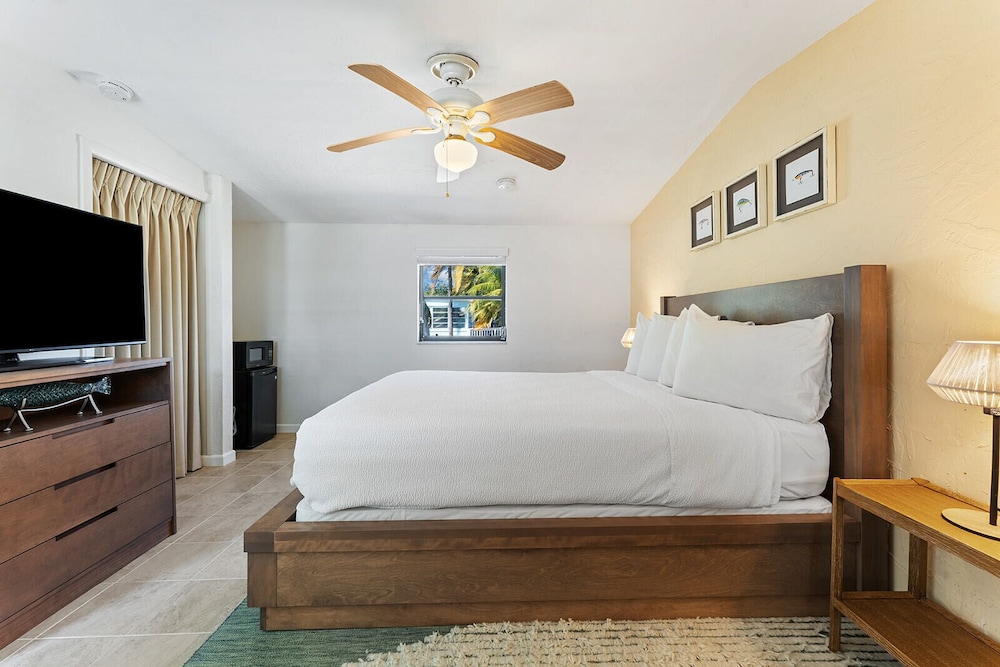 Basic, Queen Bed