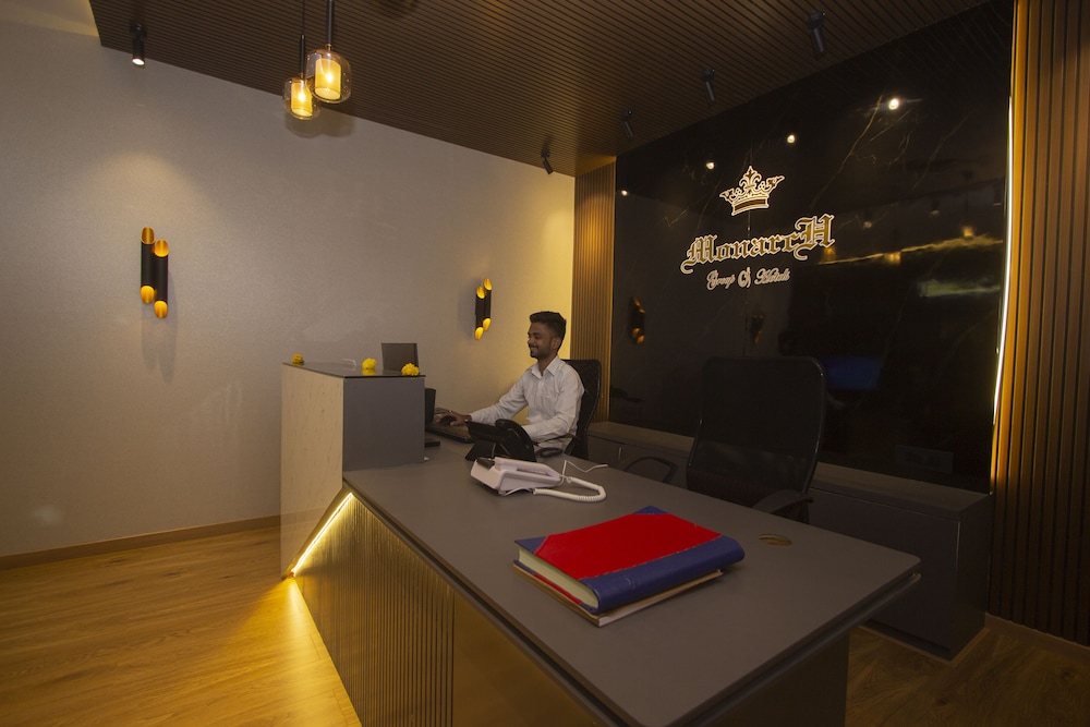 Monarch Guestline Magarpatta 10/32