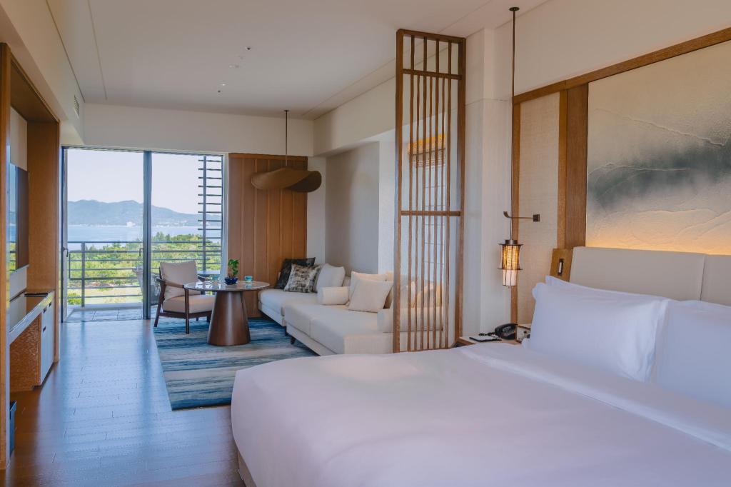 Guest Room, Premier, Deluxe, King Bed, Partial Ocean View, Balcony, Large, Corner