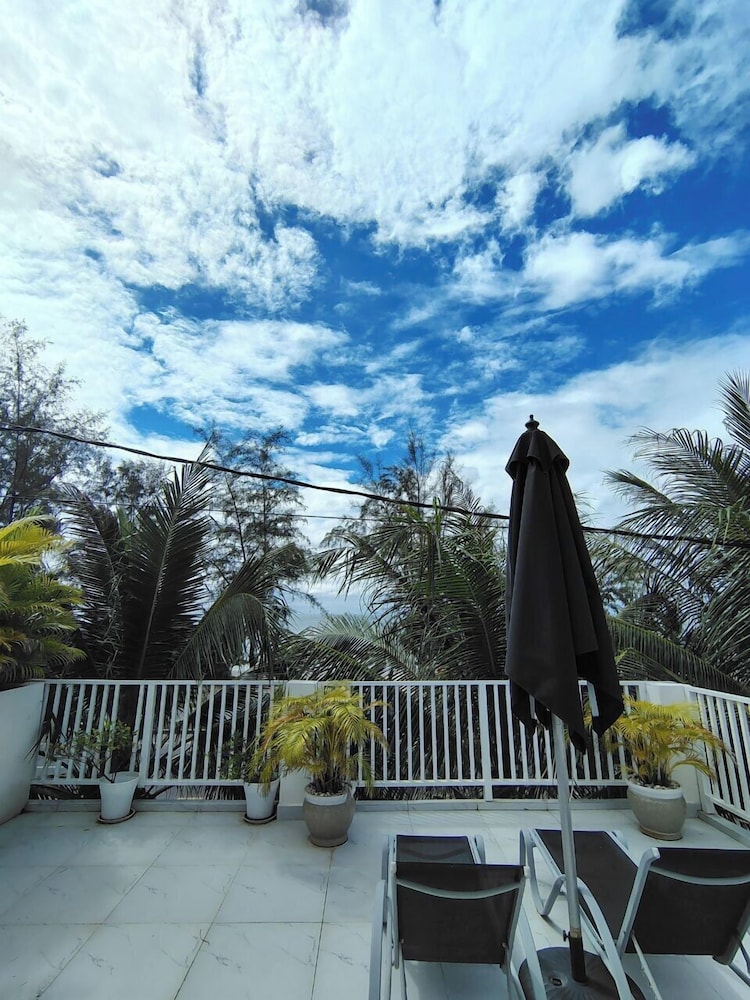 White Boutique Hotel and Residences 68/72
