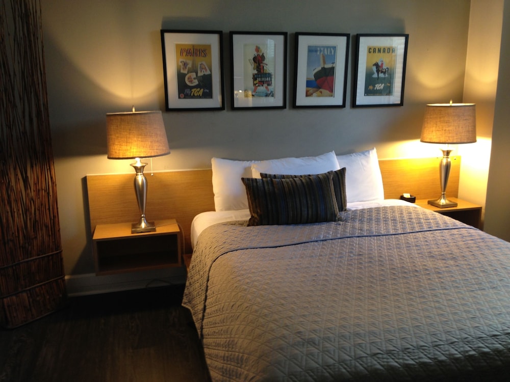 Touchstone Hotel 16/45