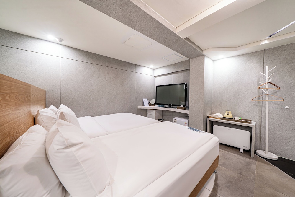 Spa, Deluxe, Family, Queen and Twin Beds