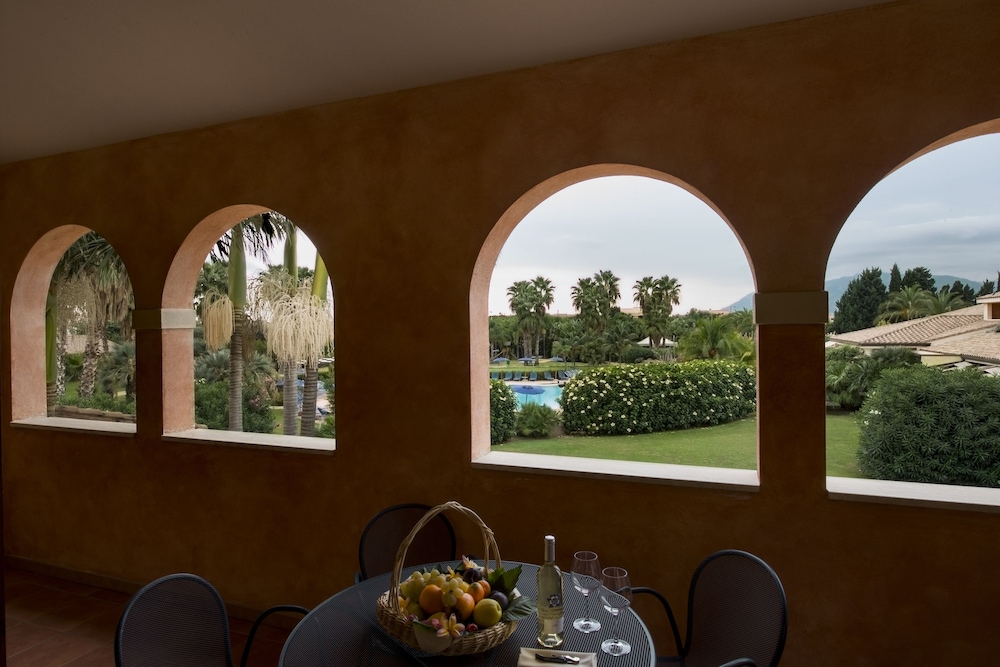 Lantana Resort Hotel and Apartments 37/68
