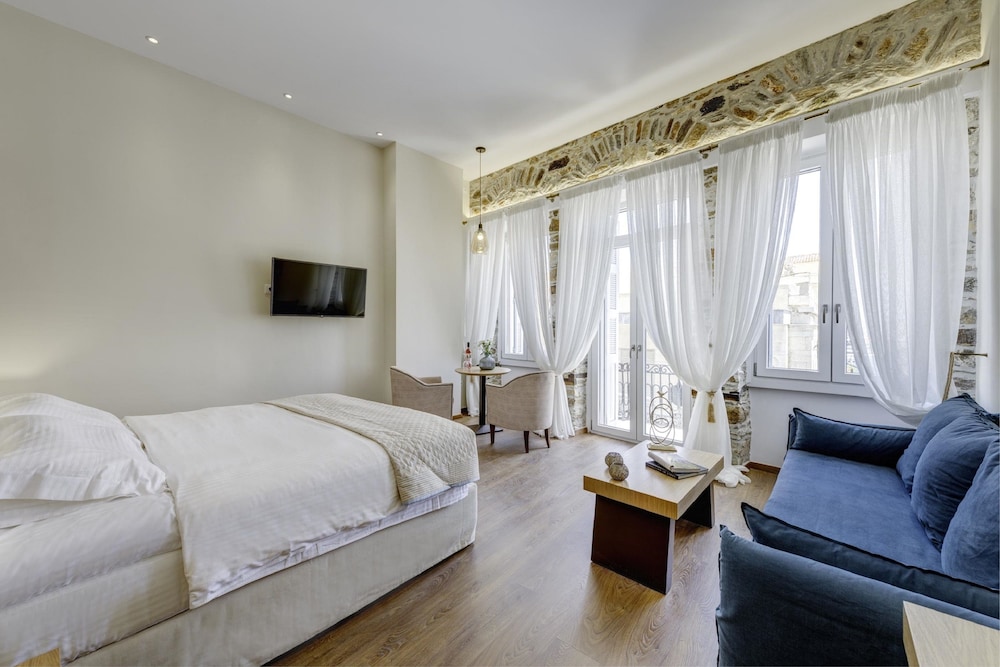 1844 Suites 18/61