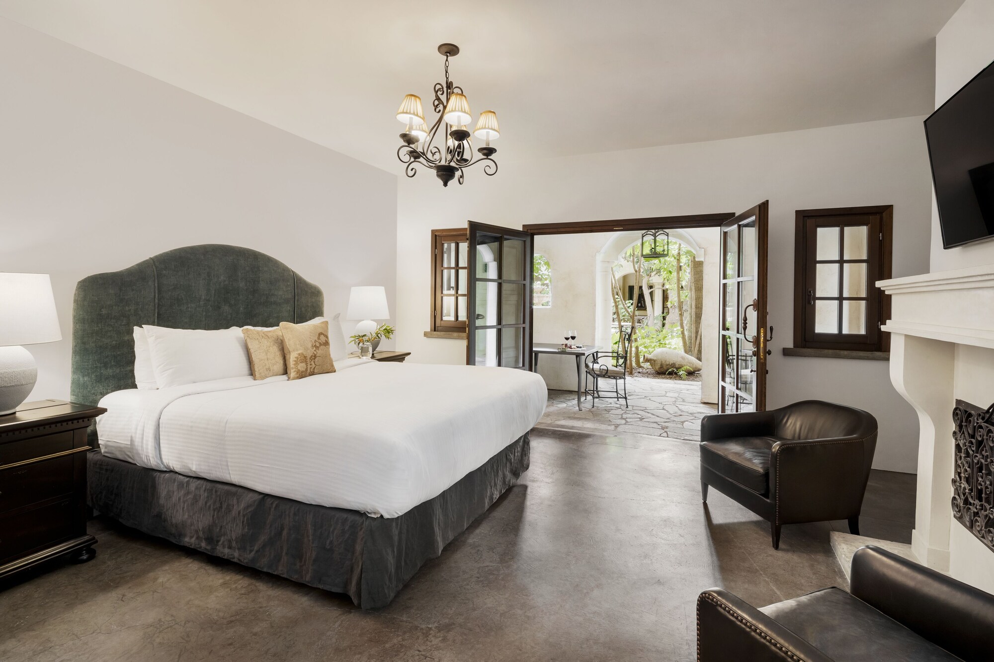 Courtyard, King Bed, Accessible