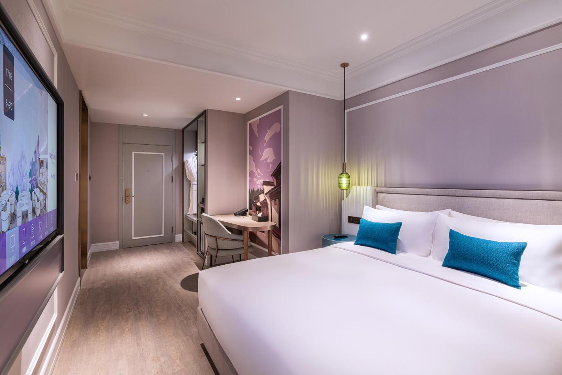 DELUXE, KING BED, CITY SIDE