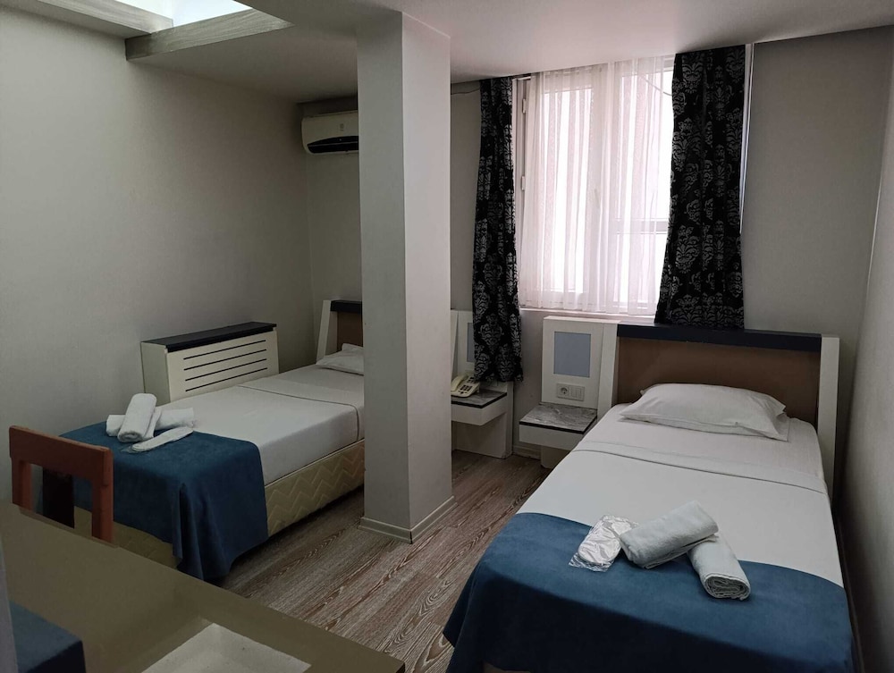 ROOM, DOUBLE OR TWIN BED