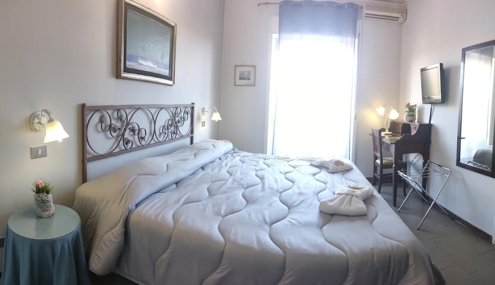 Ares Hotel 7/33