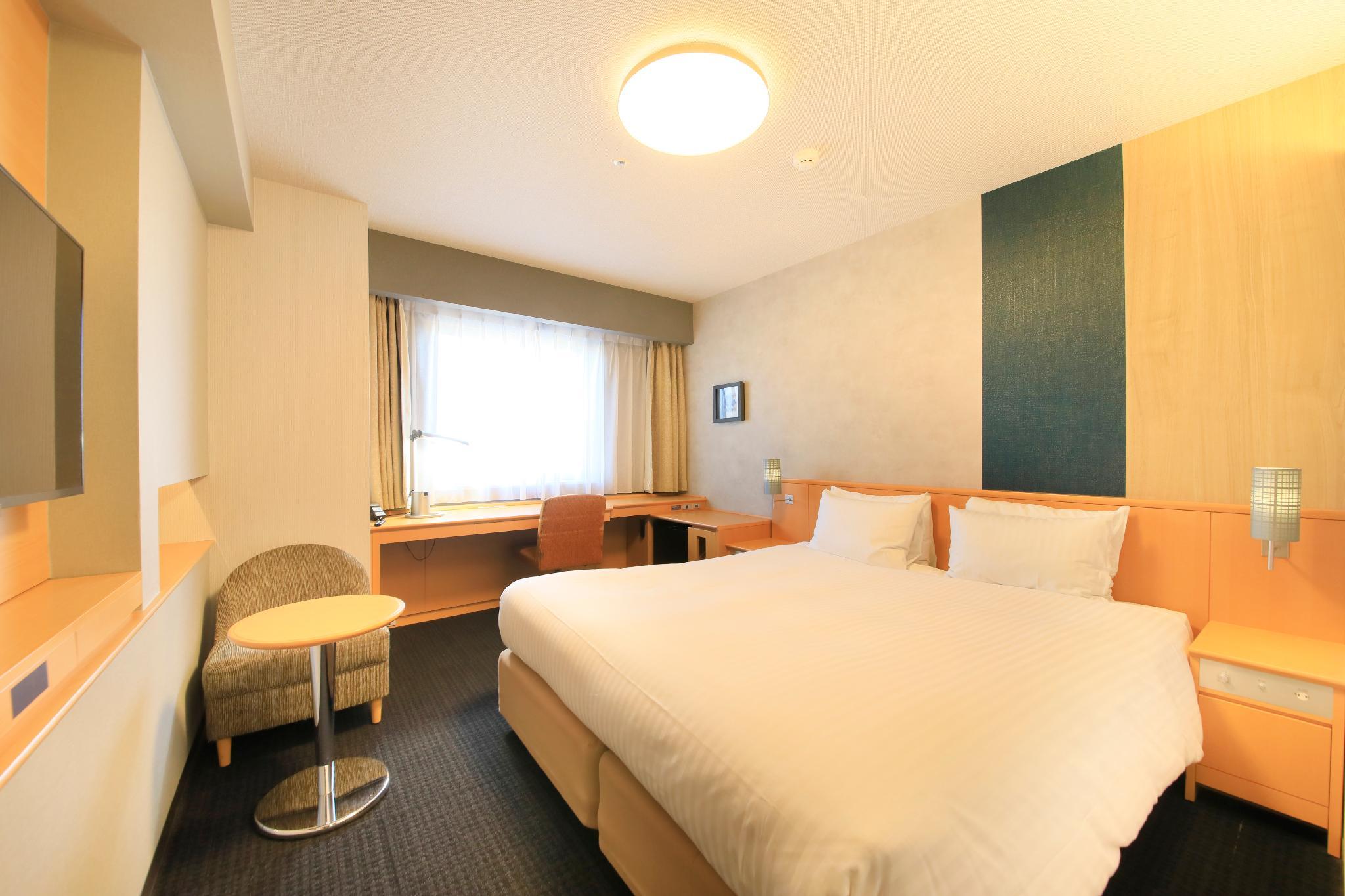 ROOM, DOUBLE BED, CORNER
