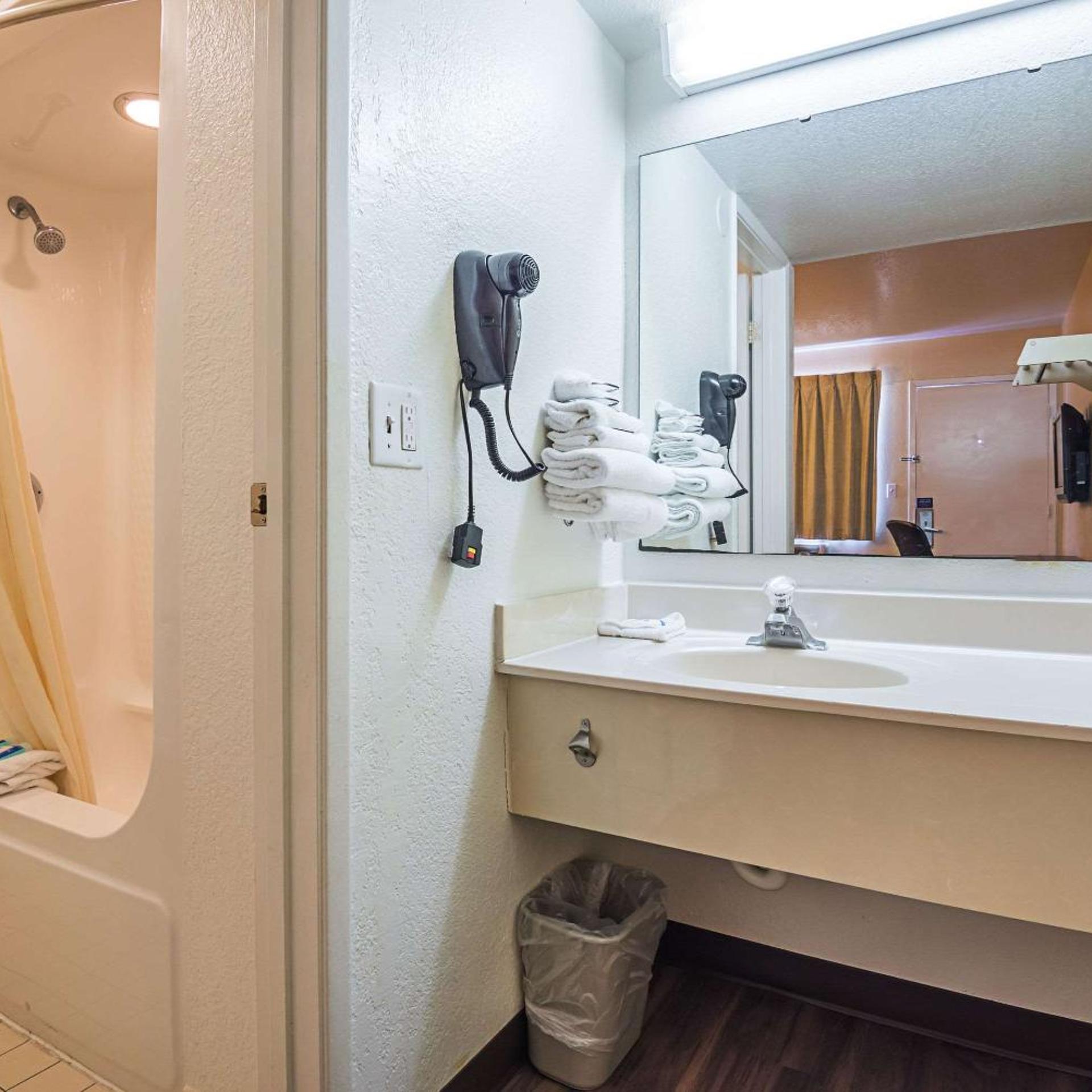 Efficiency, Suite, King Bed
