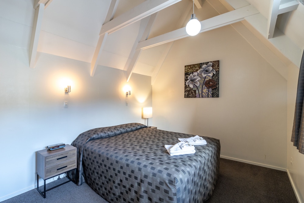 Admirals Motor Inn 20/77